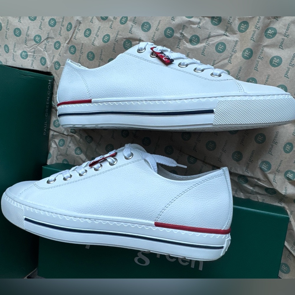 White leather Sneaker. Low top. US sizes Never worn